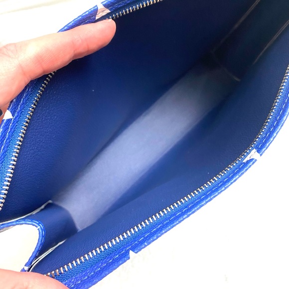 LV Blue Escale limited edition toiletry bag - Picture 10 of 15